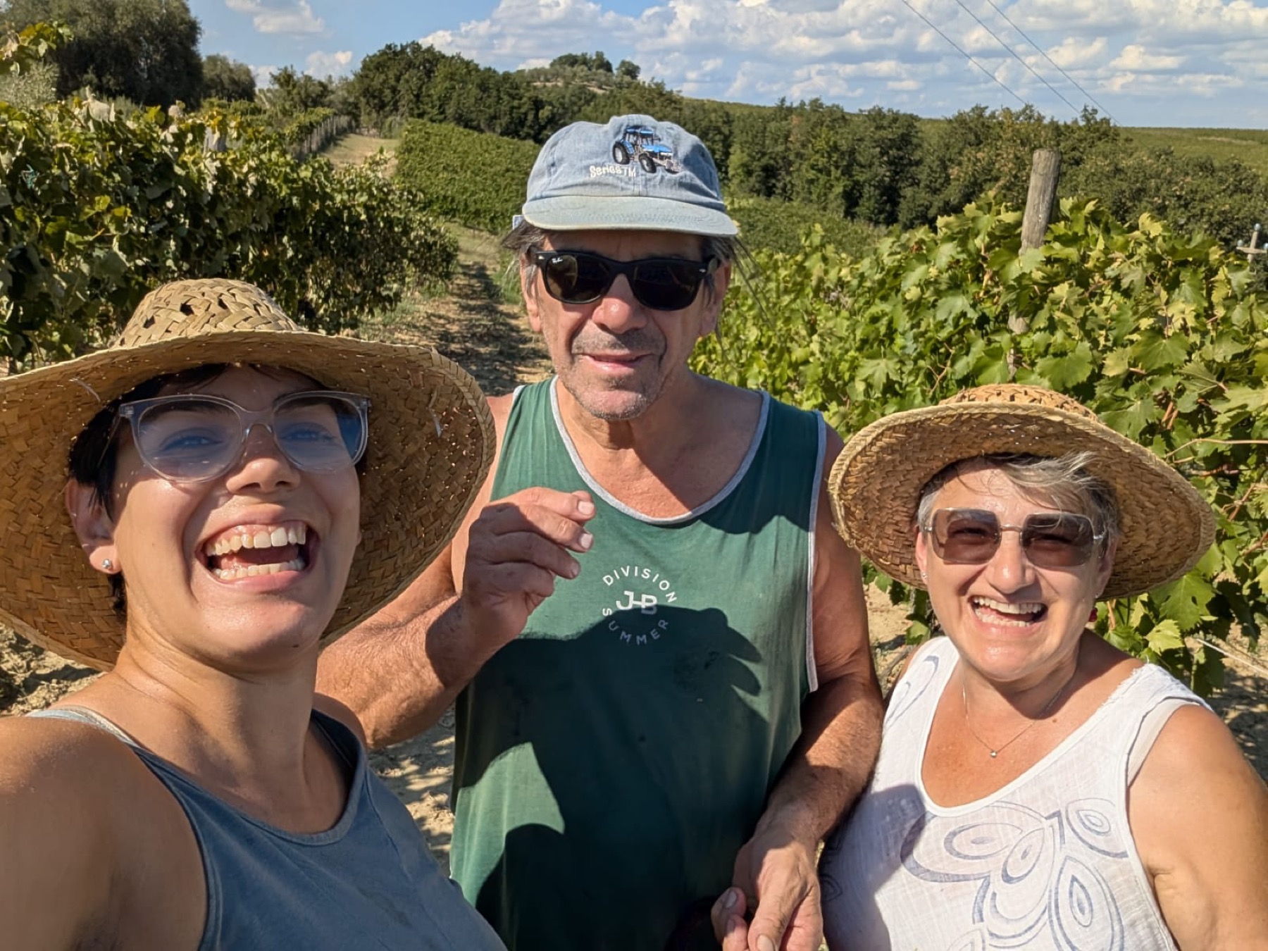Andrea con i genitori Paolo e Paola tra i filari, il giorno della vendemmia
